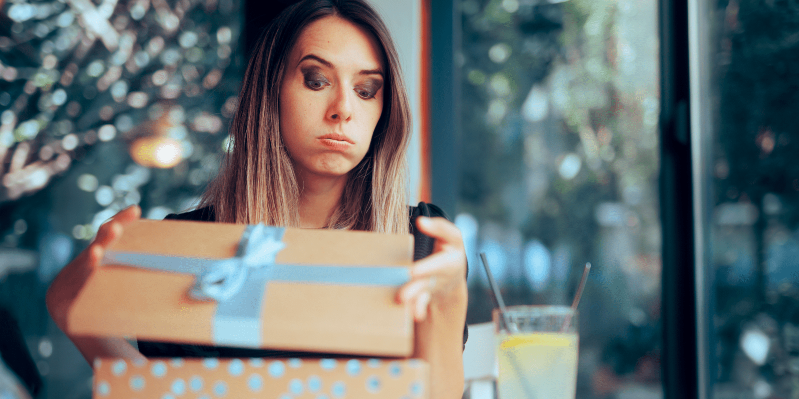 Oppgitt kvinne åpner gave