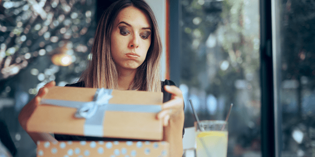 Oppgitt kvinne åpner gave