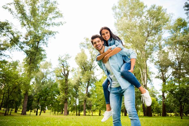 Jente som sitter på ryggen til en gutt, samboere