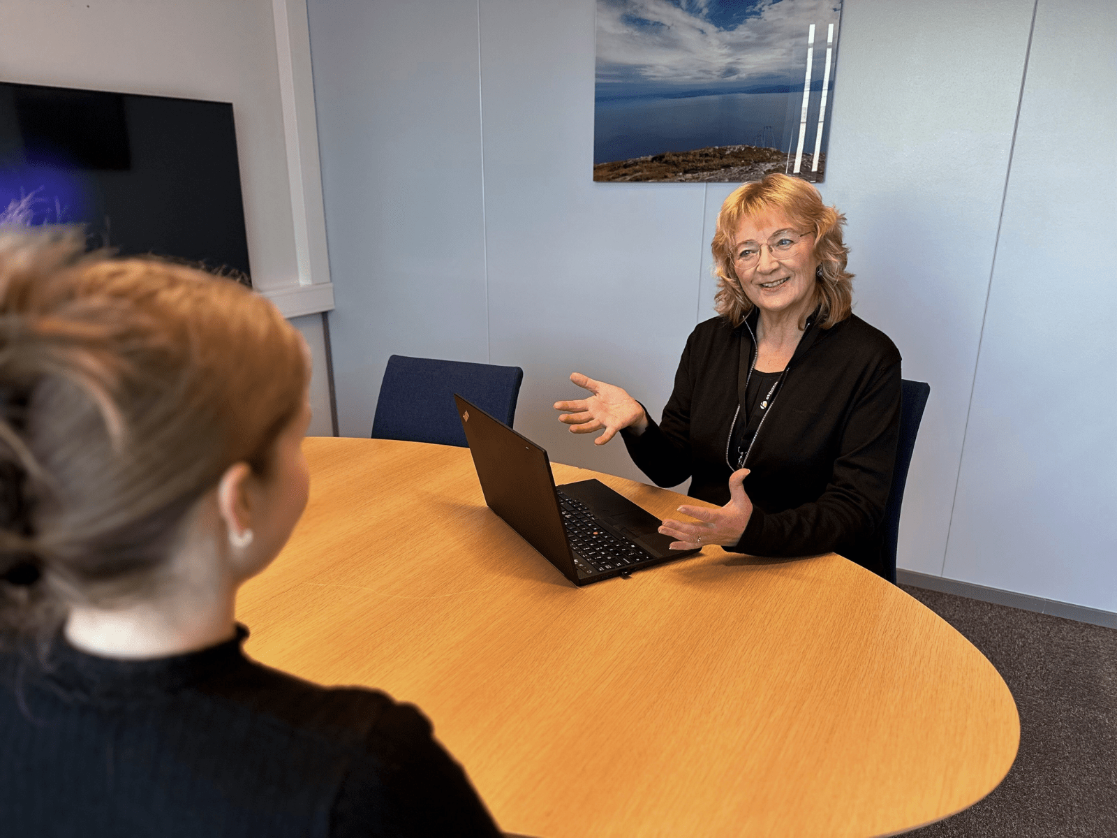 Brit Rønsholm forran PCen