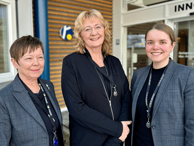 Brynhild, Brit og Signe utenfor banken