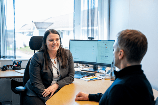 Janne og Per Arne i banken som sitter og snakker