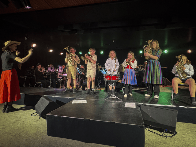 Hasselvika Skolekorps og Hasselvika Musikklag på scenen under Showtime.