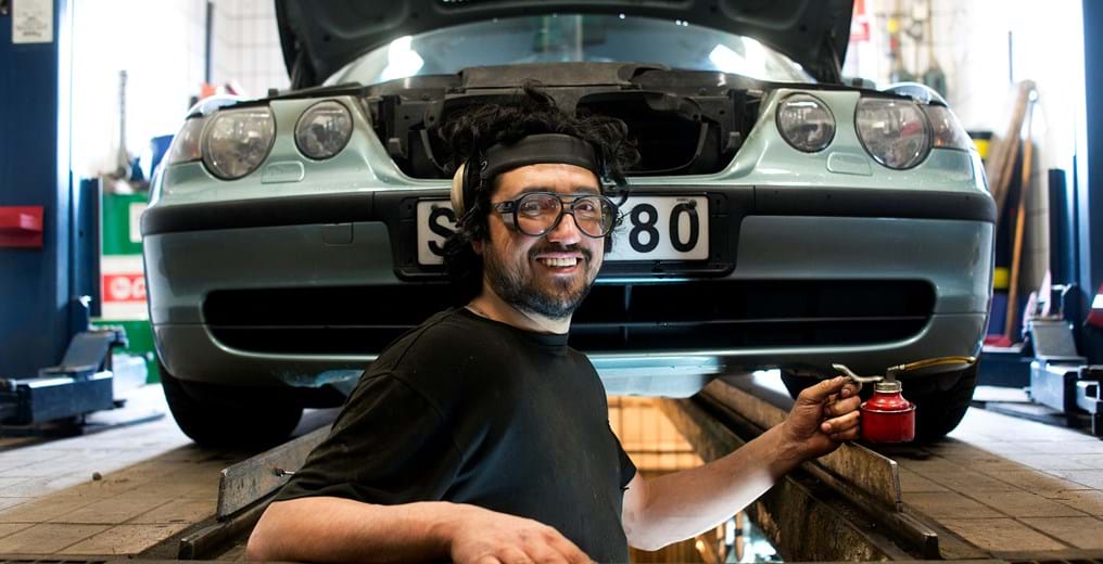 Mann som sjekker bil