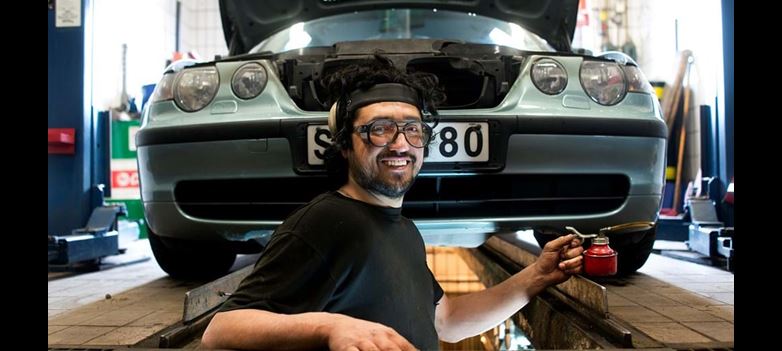 Mann som sjekker bil