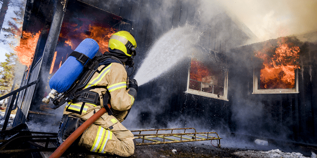 Brannmann slukker brann