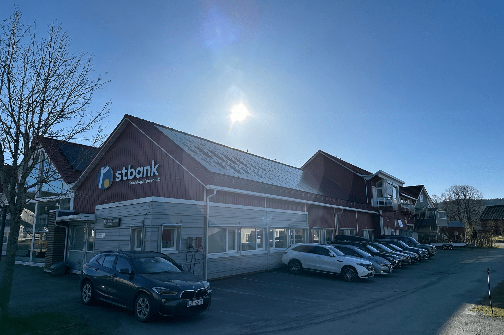 Banken med solceller på taket