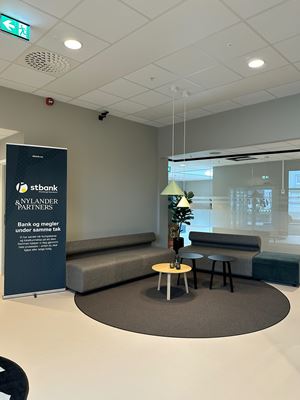 Sittegruppen i venteområdet på Rissa