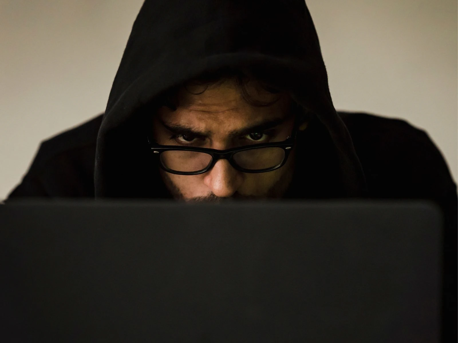 Mystisk mann bak en pc