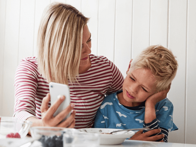 Barn som er sykt, og snakke mer lege på Eyr sammen med mor.