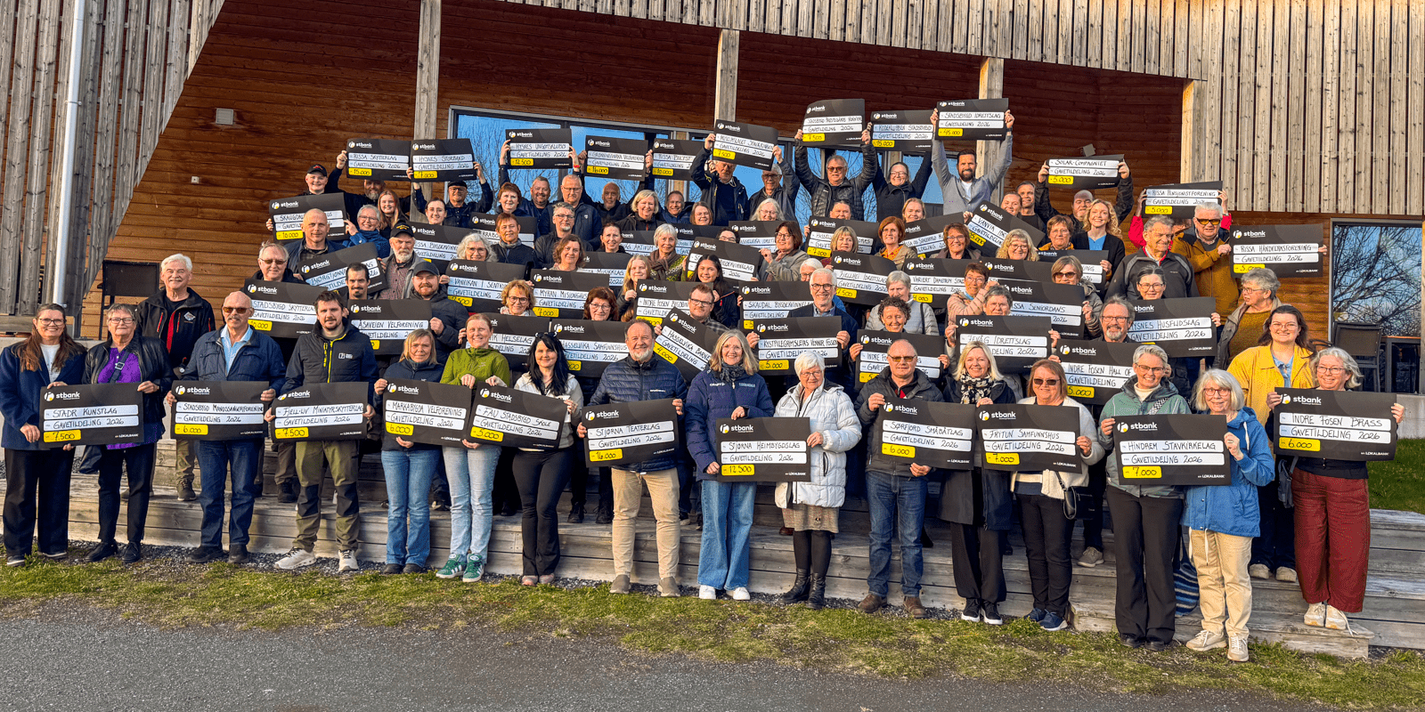 Gavetildelingskveld 2026, 57 lag og foreninger viser frem sine sjekker.
