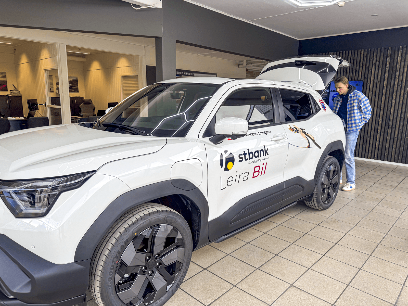 Isak ved sin nye Suzuki e VITARA 4x4