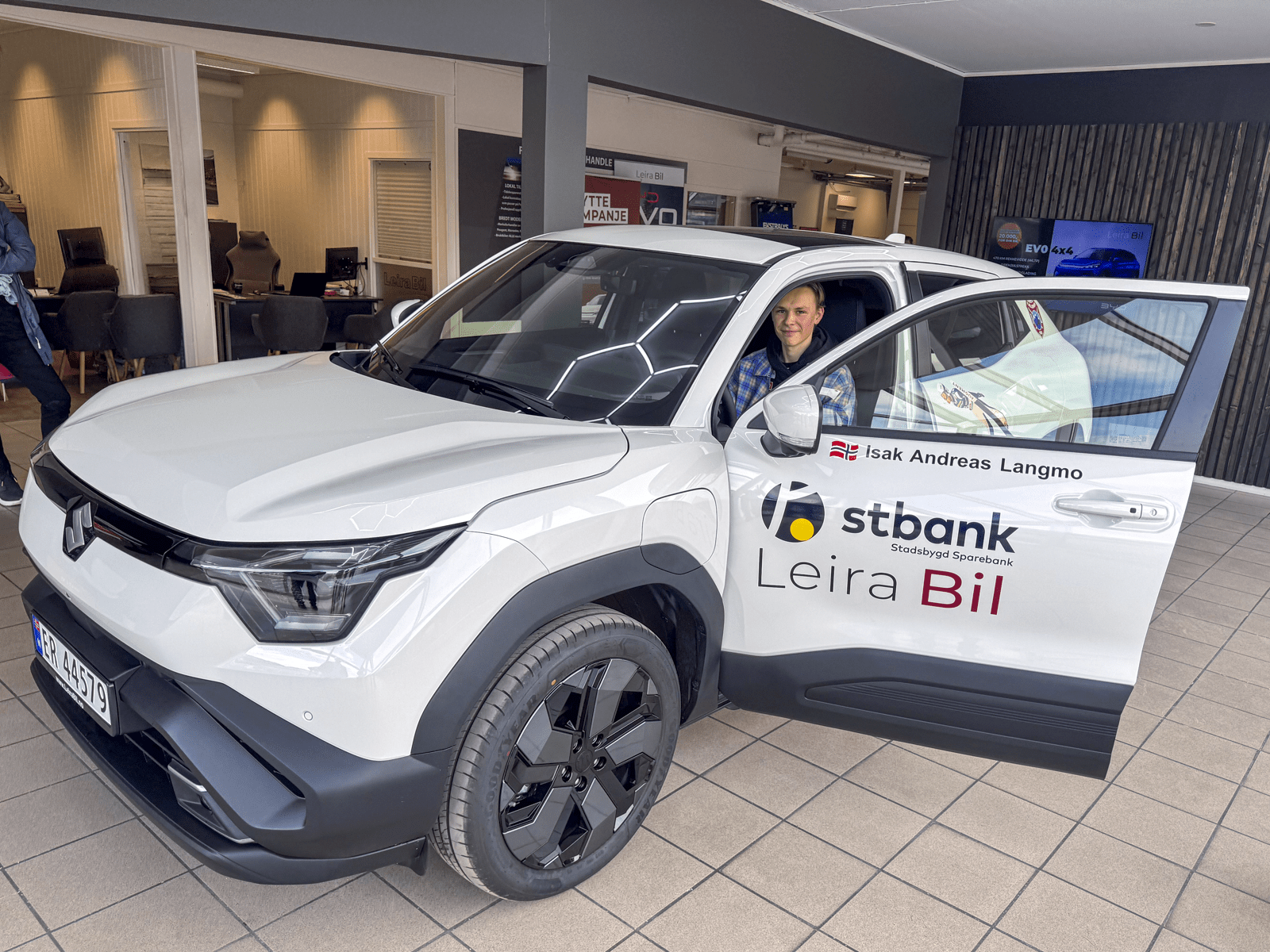 Isak ved sin nye Suzuki e Vitara 4x4