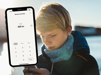 Gutt med telefon og bilde av mobilbanken