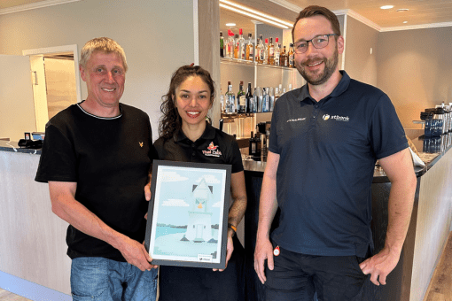 Erik Natthaya og Aslak med bildet fra oss.