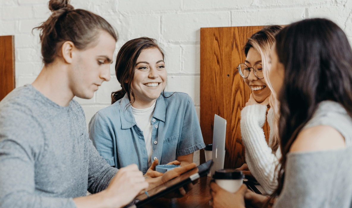 En gruppe unge mennesker som snakker sammen.