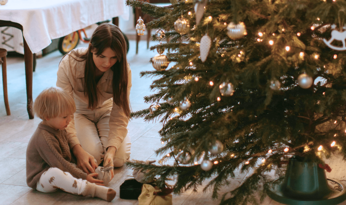 Mor og sønn foran juletre