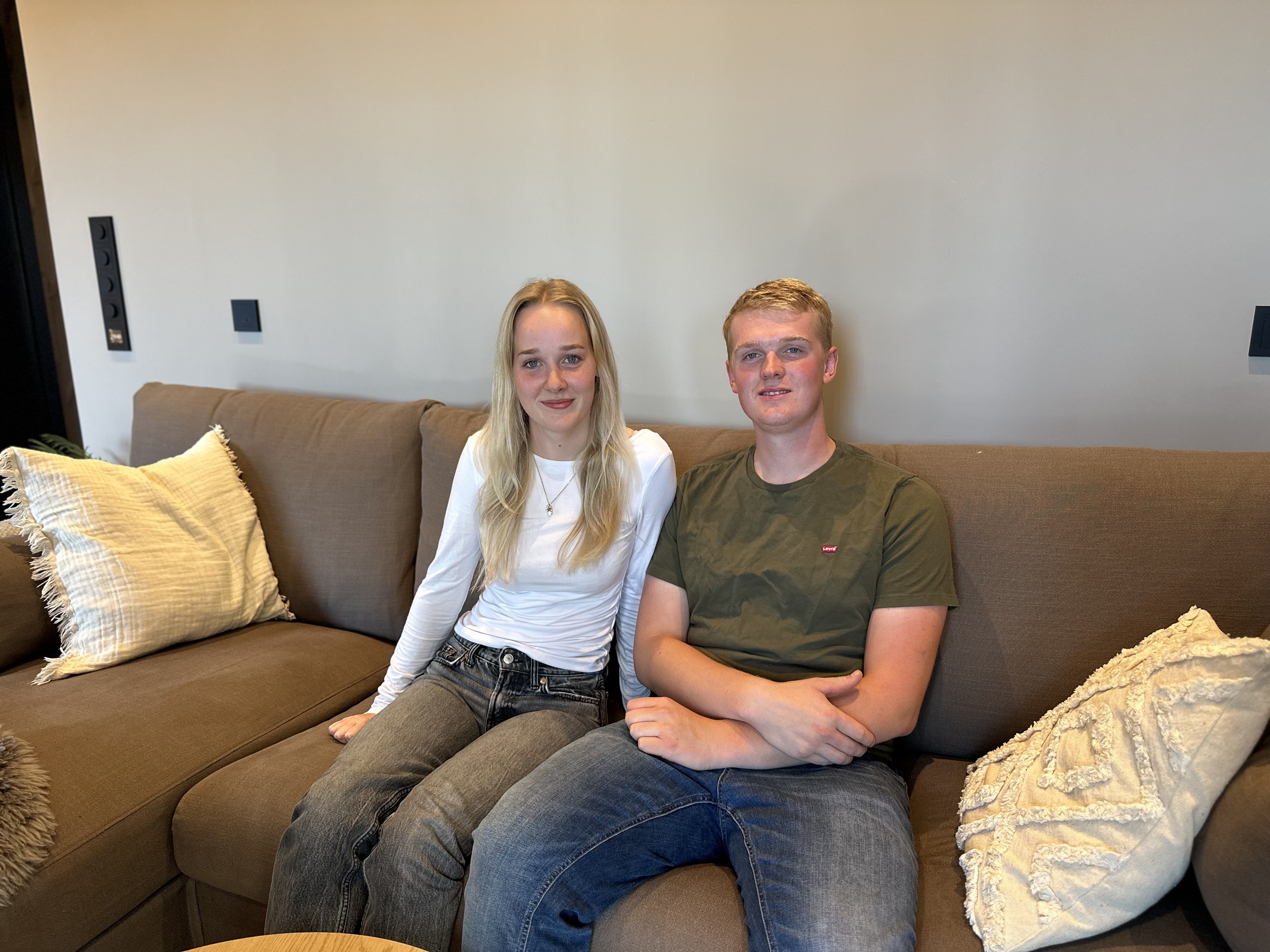 Miriam og Erik som sitter i sofaen i sin nye minibolig