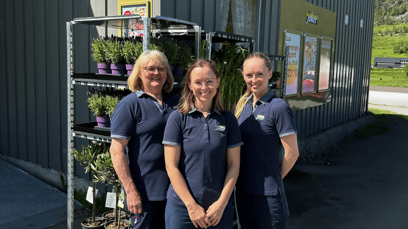 Line, Nina og Hilde foran Joker butikken