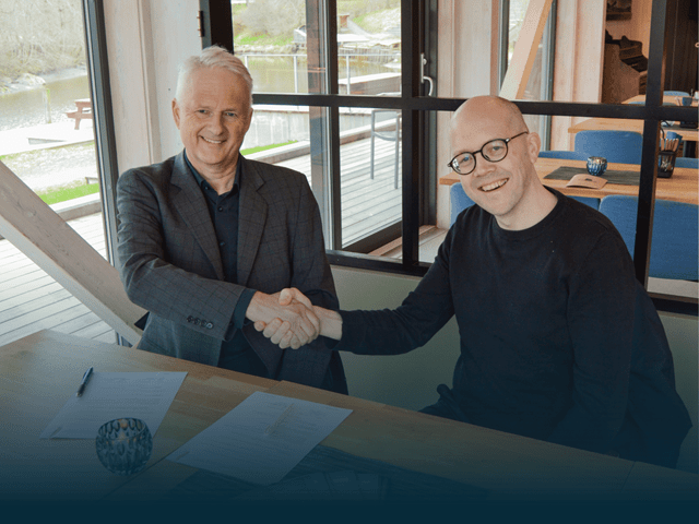 Ola og Knut Ola signerer avtale