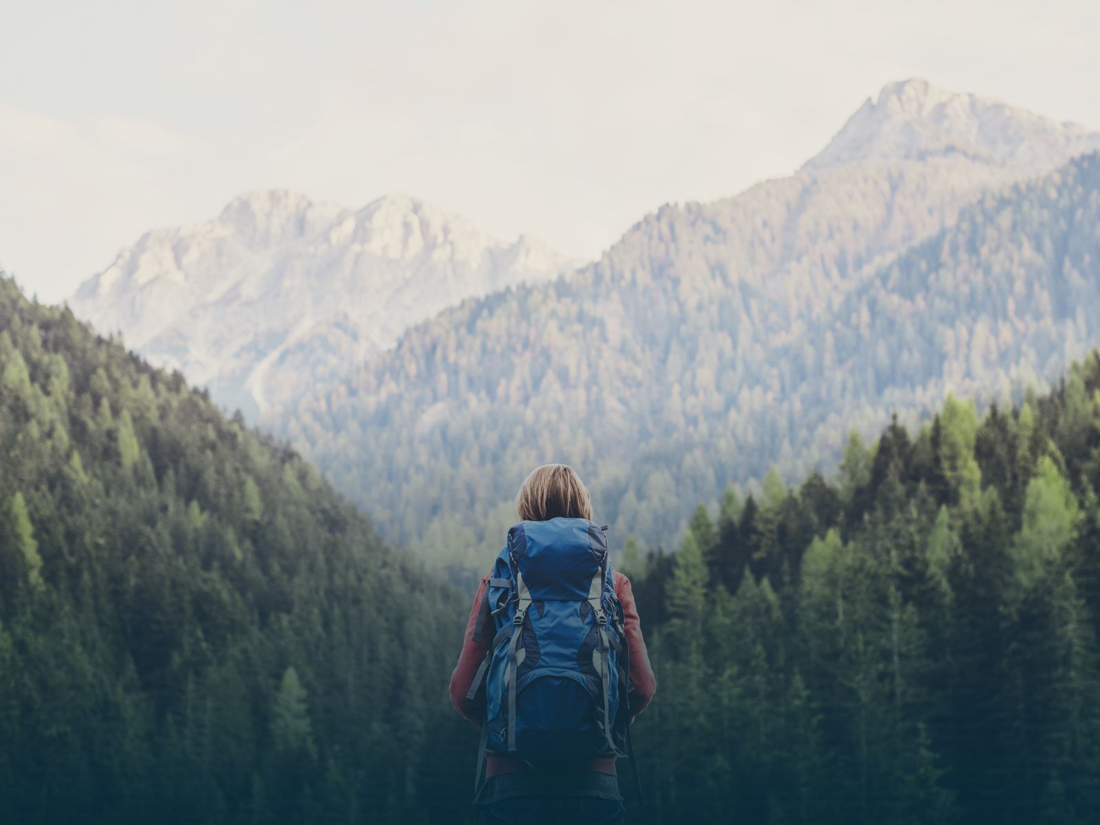 Person som er på tur i skogen med sekk