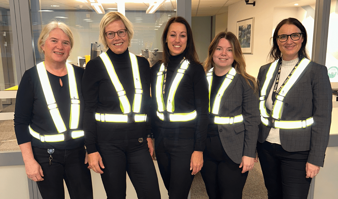 Damene i kundesenteret med refleks