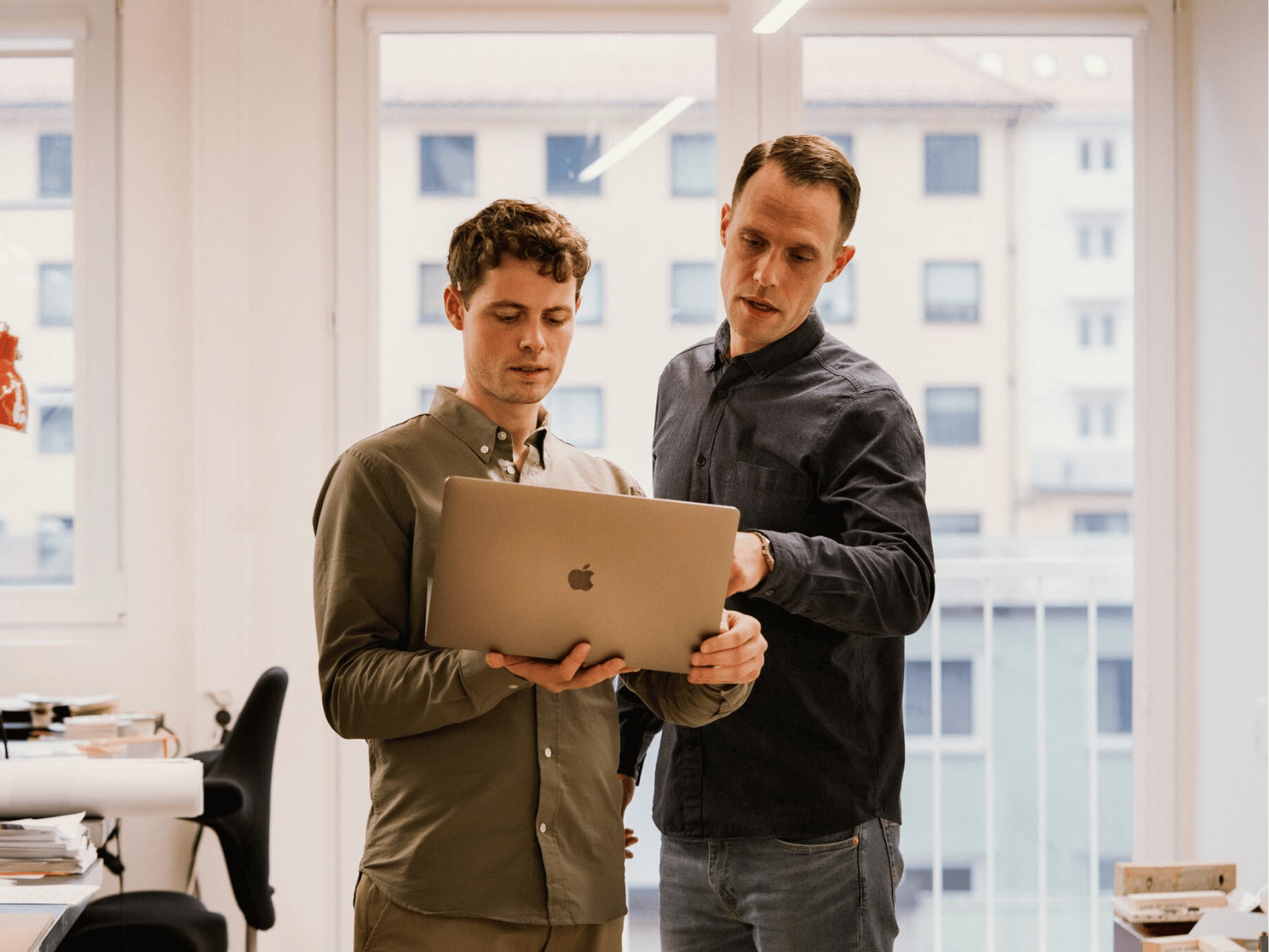 To menn som ser på pc.